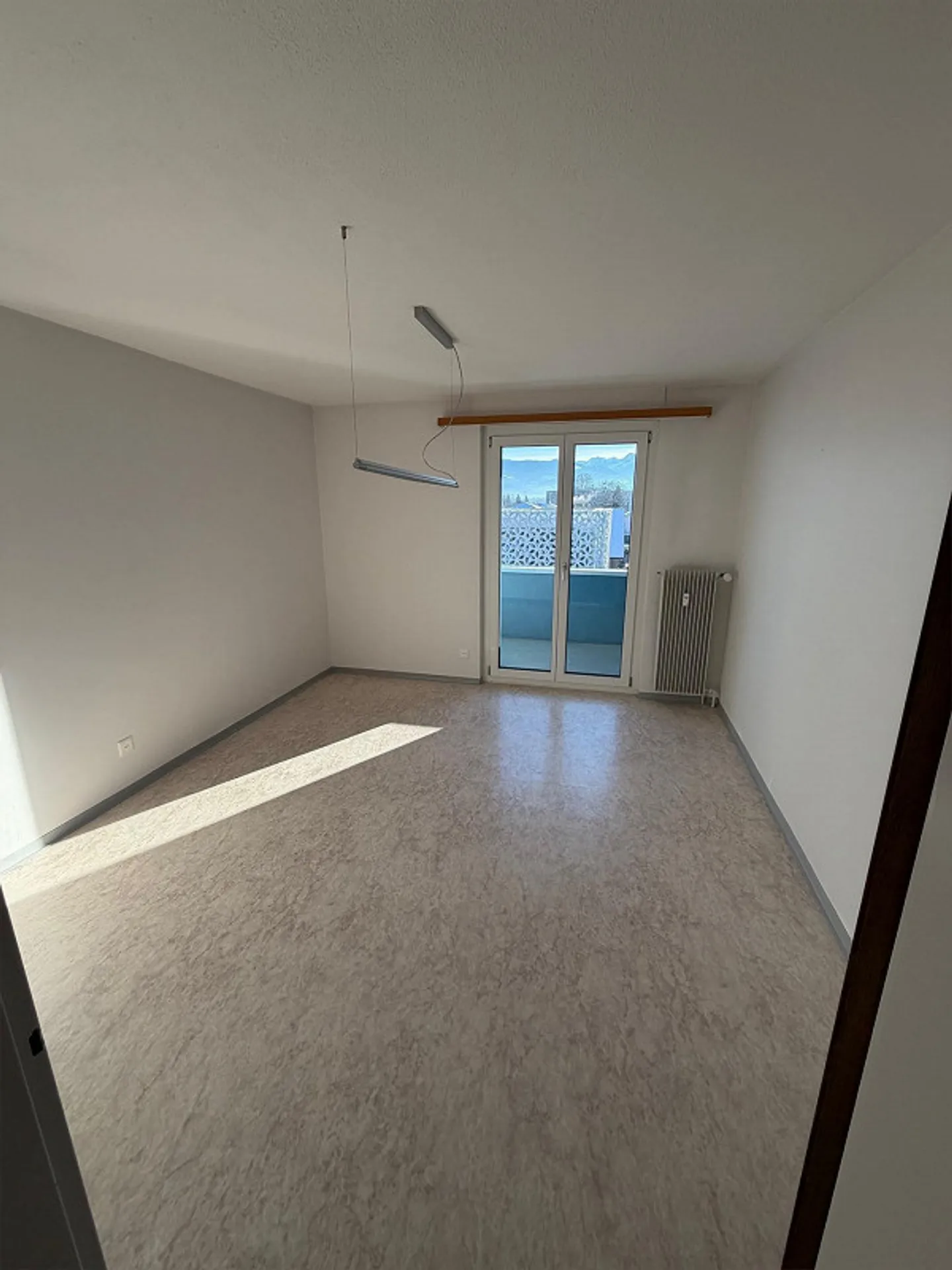 très spacieux appartement de 5 pièces dans un immeuble commercial - Photo 5 sur 26