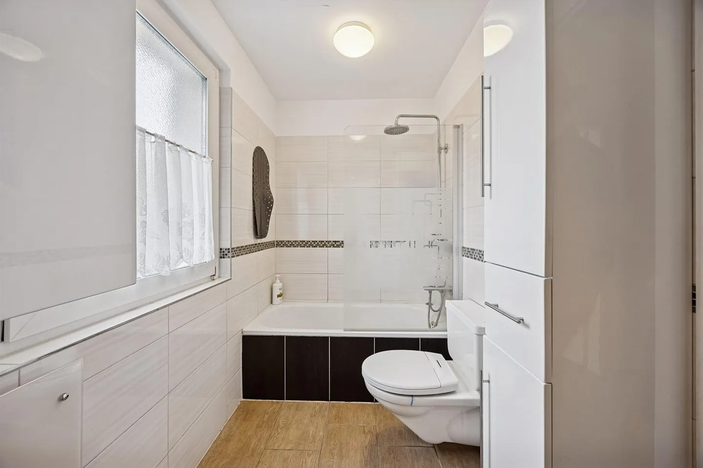 Renovated 5.5-room terraced house with 166 m² total area & large... - Photo 5 of 13