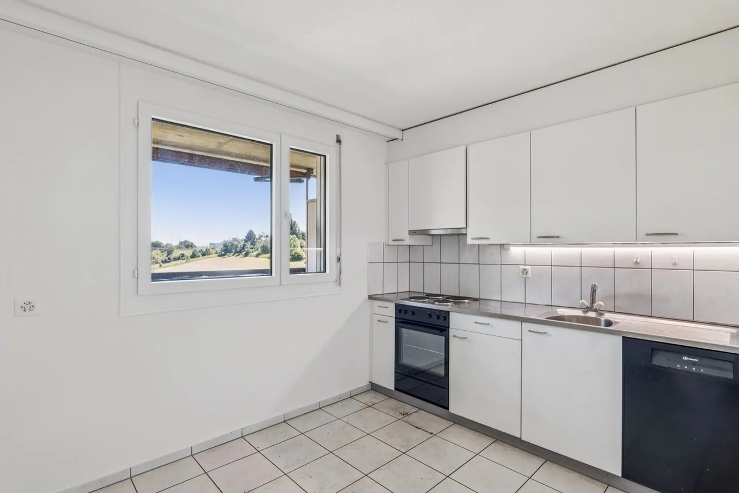 Attractive 4.5-room apartment with a view, lift & underground garage - Photo 2 of 13