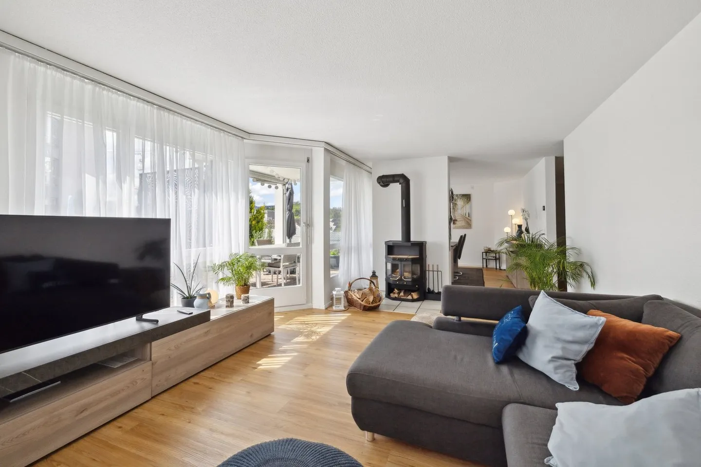 Esclusivo edificio multifamiliare con 6 appartamenti in una posizione tranquilla di Bubendorf - Foto 2 di 14