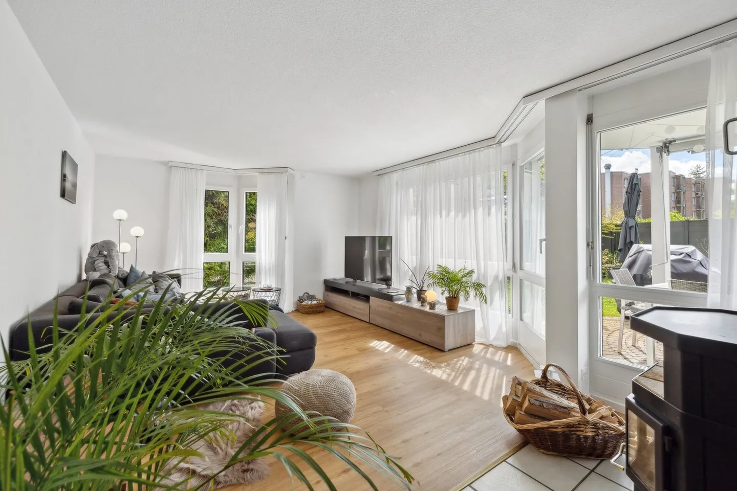 Esclusivo edificio multifamiliare con 6 appartamenti in una posizione tranquilla di Bubendorf - Foto 3 di 14