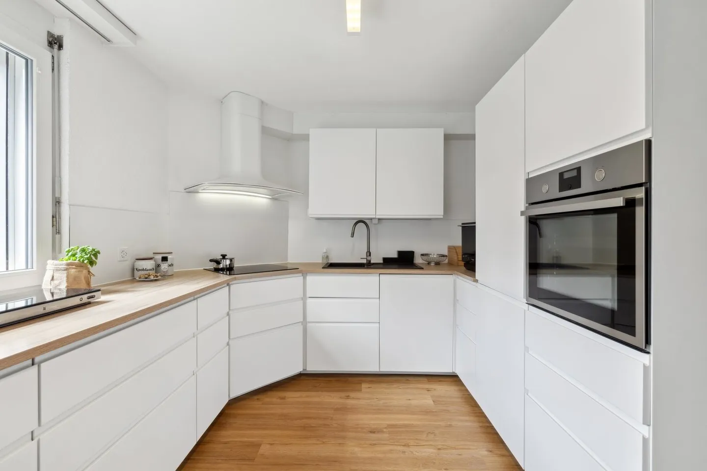 Esclusivo edificio multifamiliare con 6 appartamenti in una posizione tranquilla di Bubendorf - Foto 5 di 14