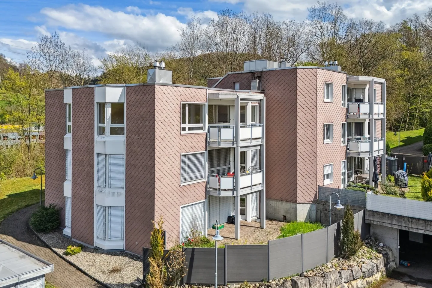 Esclusivo edificio multifamiliare con 6 appartamenti in una posizione tranquilla di Bubendorf - Foto 1 di 14