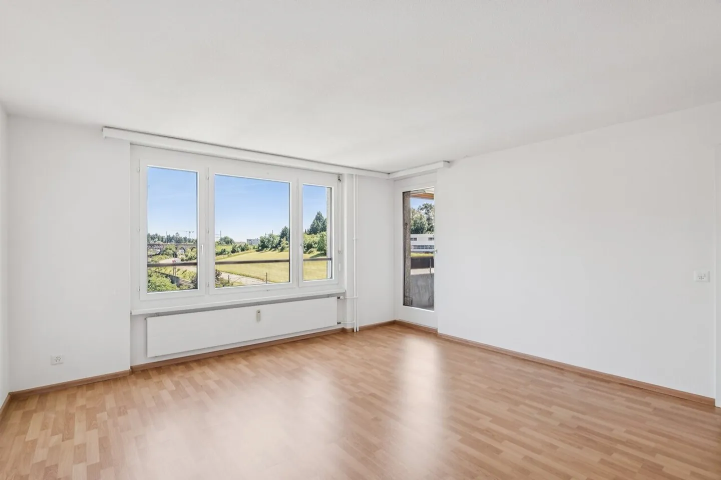 Attractive 4.5-room apartment with a view, lift & underground garage - Photo 3 of 13