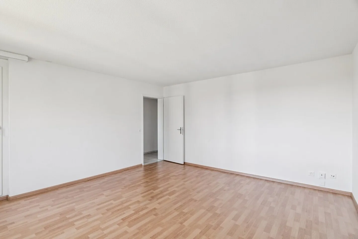 Attractive 4.5-room apartment with a view, lift & underground garage - Photo 8 of 13
