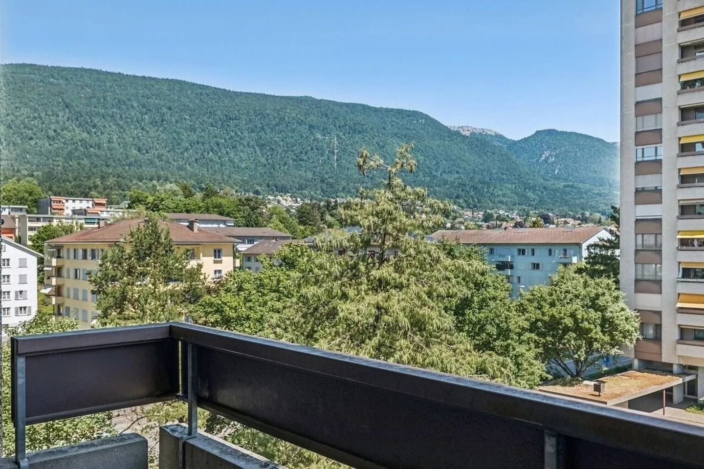 Attractive 4.5-room apartment with a view, lift & underground garage - Photo 11 of 13