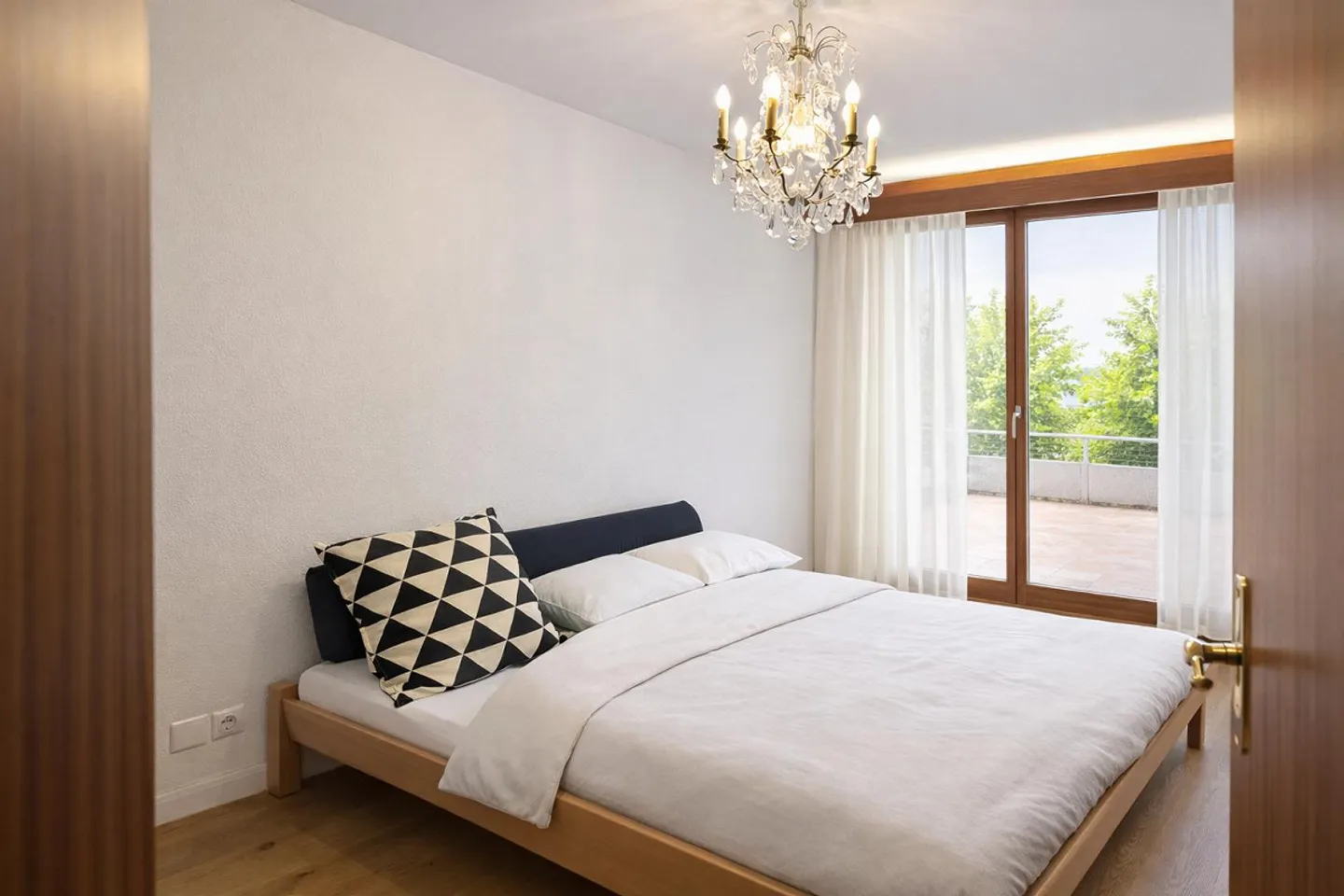 Ampio appartamento in terrazza di 4,5 stanze con vista e tanto sole - Foto 9 di 10