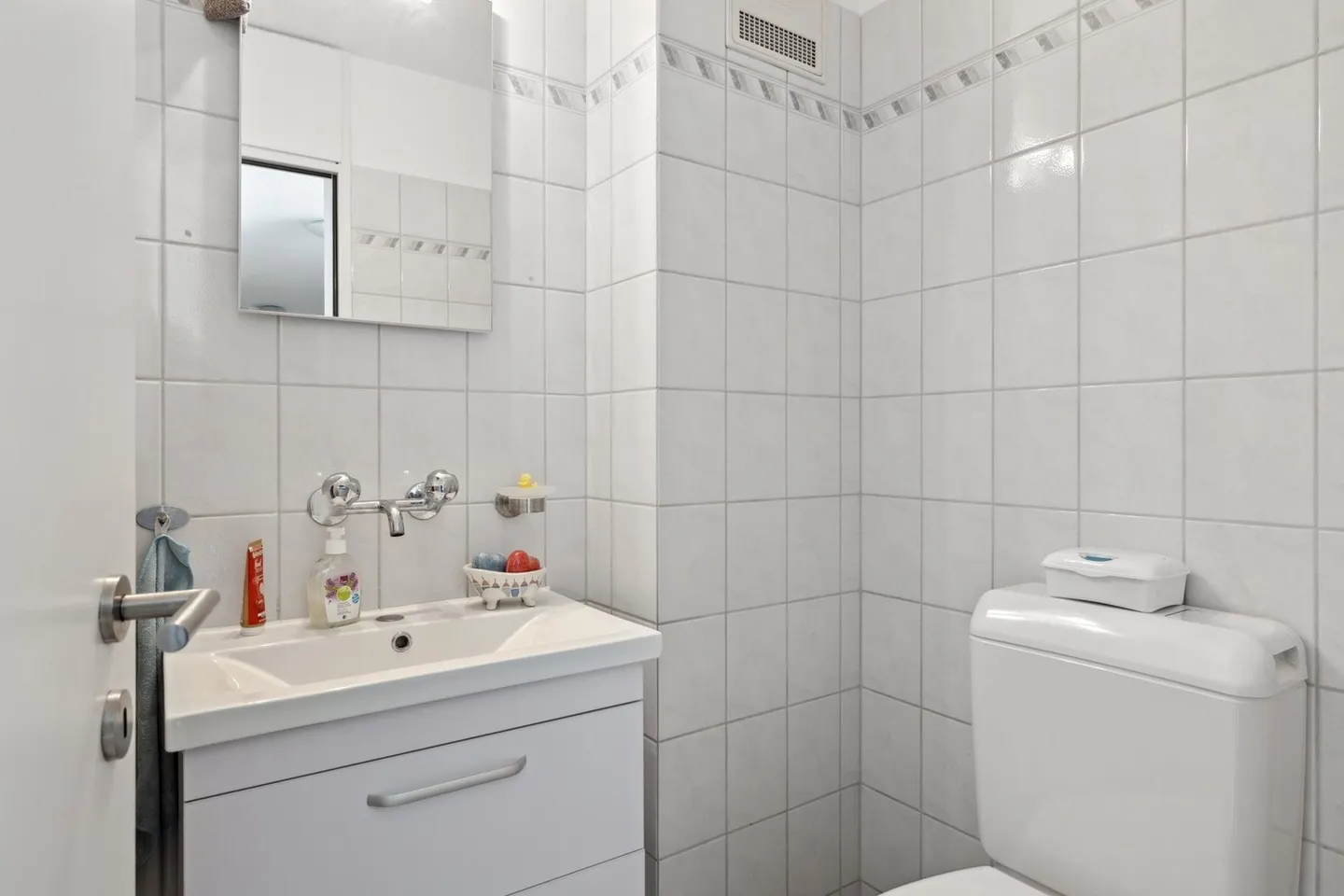 Esclusivo edificio multifamiliare con 6 appartamenti in una posizione tranquilla di Bubendorf - Foto 7 di 14