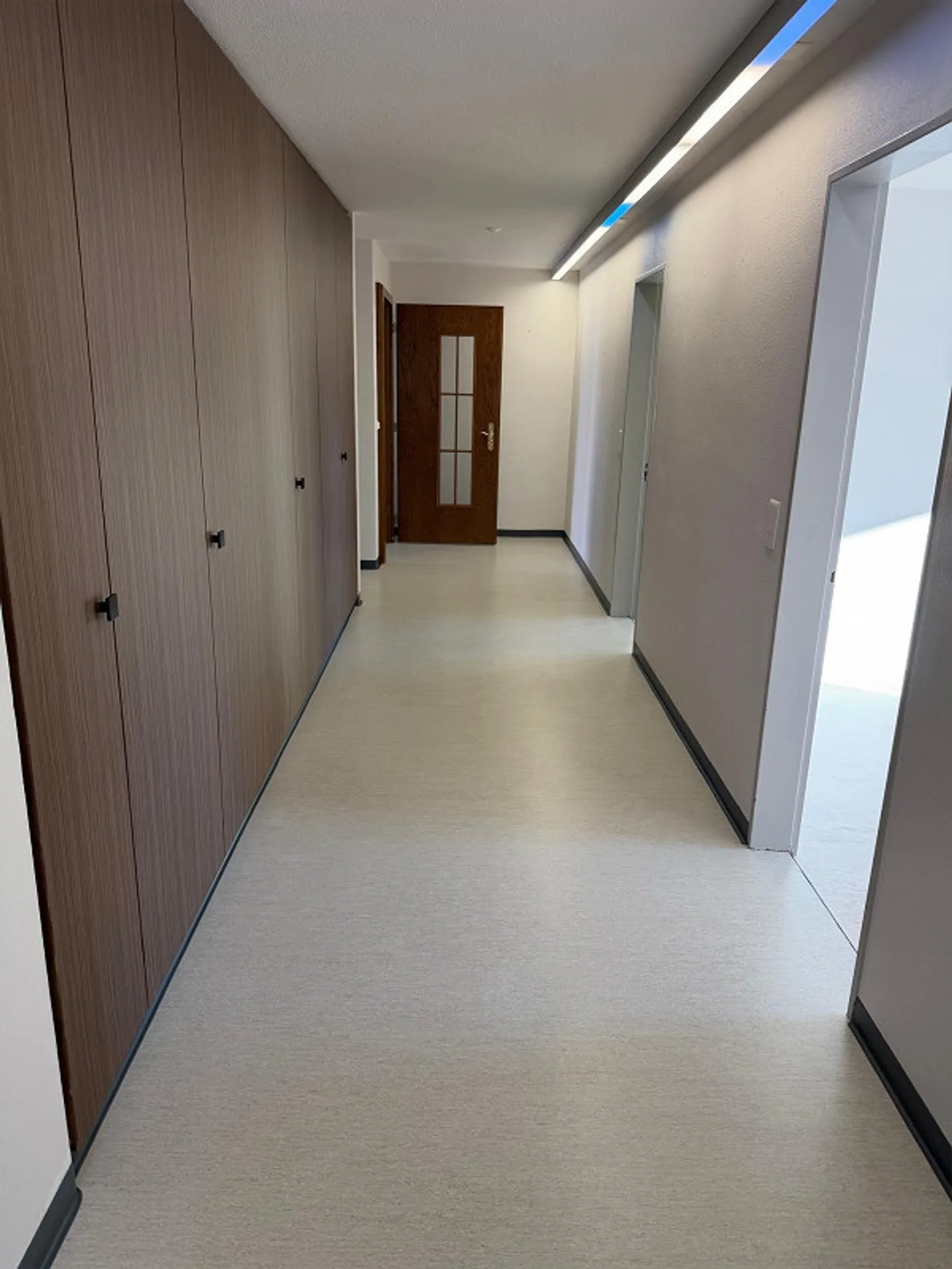 très spacieux appartement de 5 pièces dans un immeuble commercial - Photo 16 sur 26