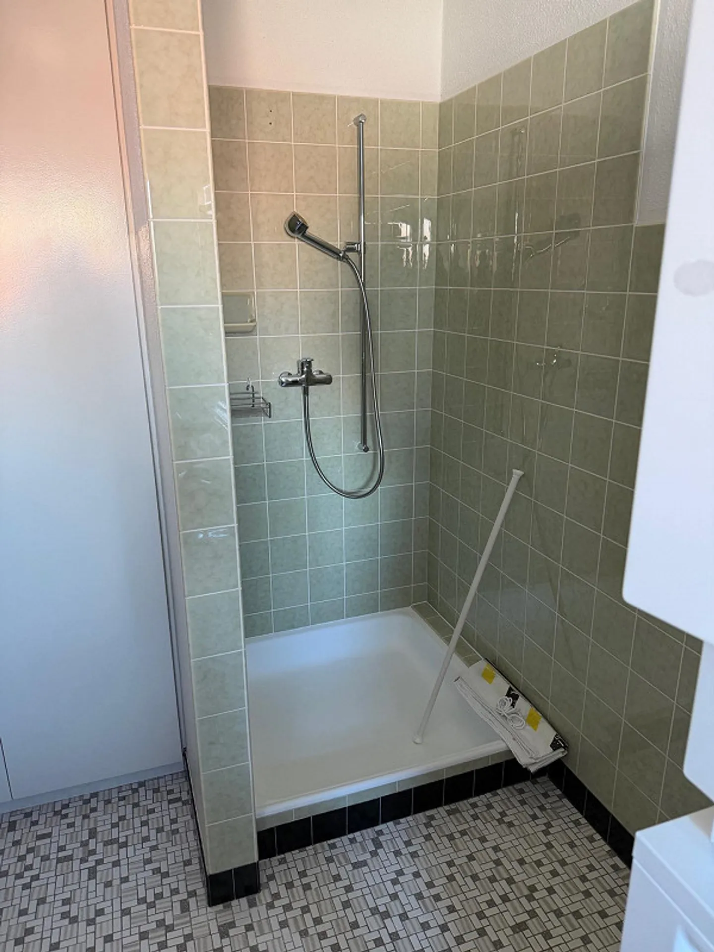 très spacieux appartement de 5 pièces dans un immeuble commercial - Photo 20 sur 26