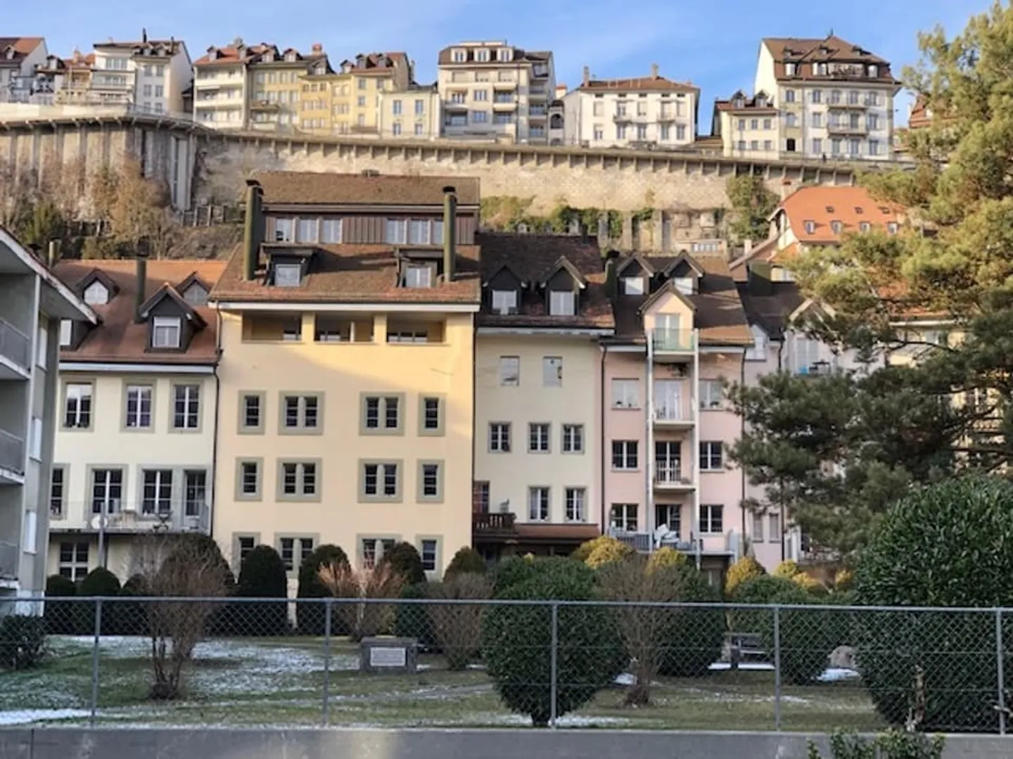 Charmant 3.5 pièces en vielle ville de Fribourg avec grand balcon! - Photo 1 sur 7