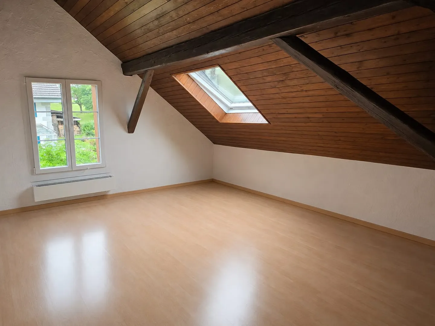 Appartement de 2,5 pièces dans un ancien bâtiment confortable au paradis fiscal d'Oberwil-Lieli - Photo 4 sur 5