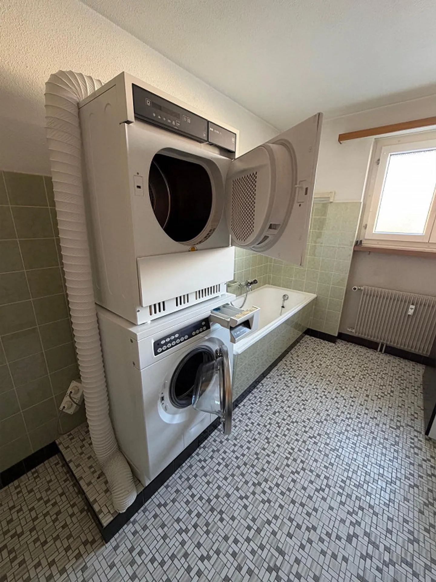 très spacieux appartement de 5 pièces dans un immeuble commercial - Photo 21 sur 26