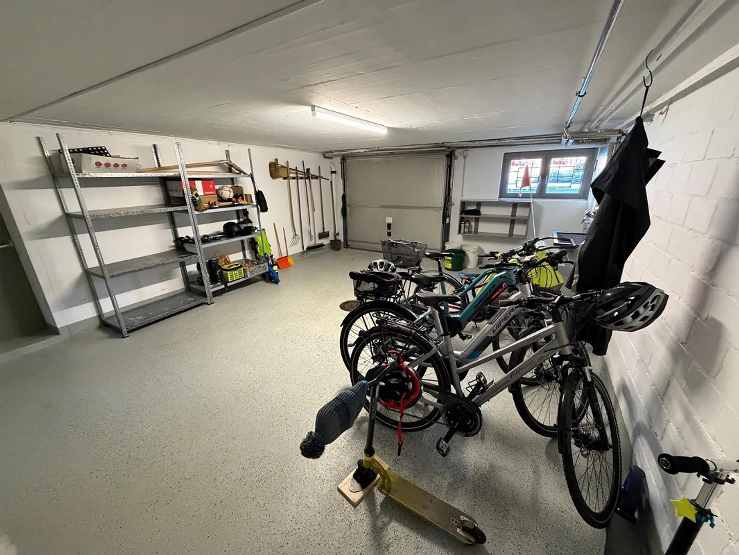 très spacieux appartement de 5 pièces dans un immeuble commercial - Photo 25 sur 26