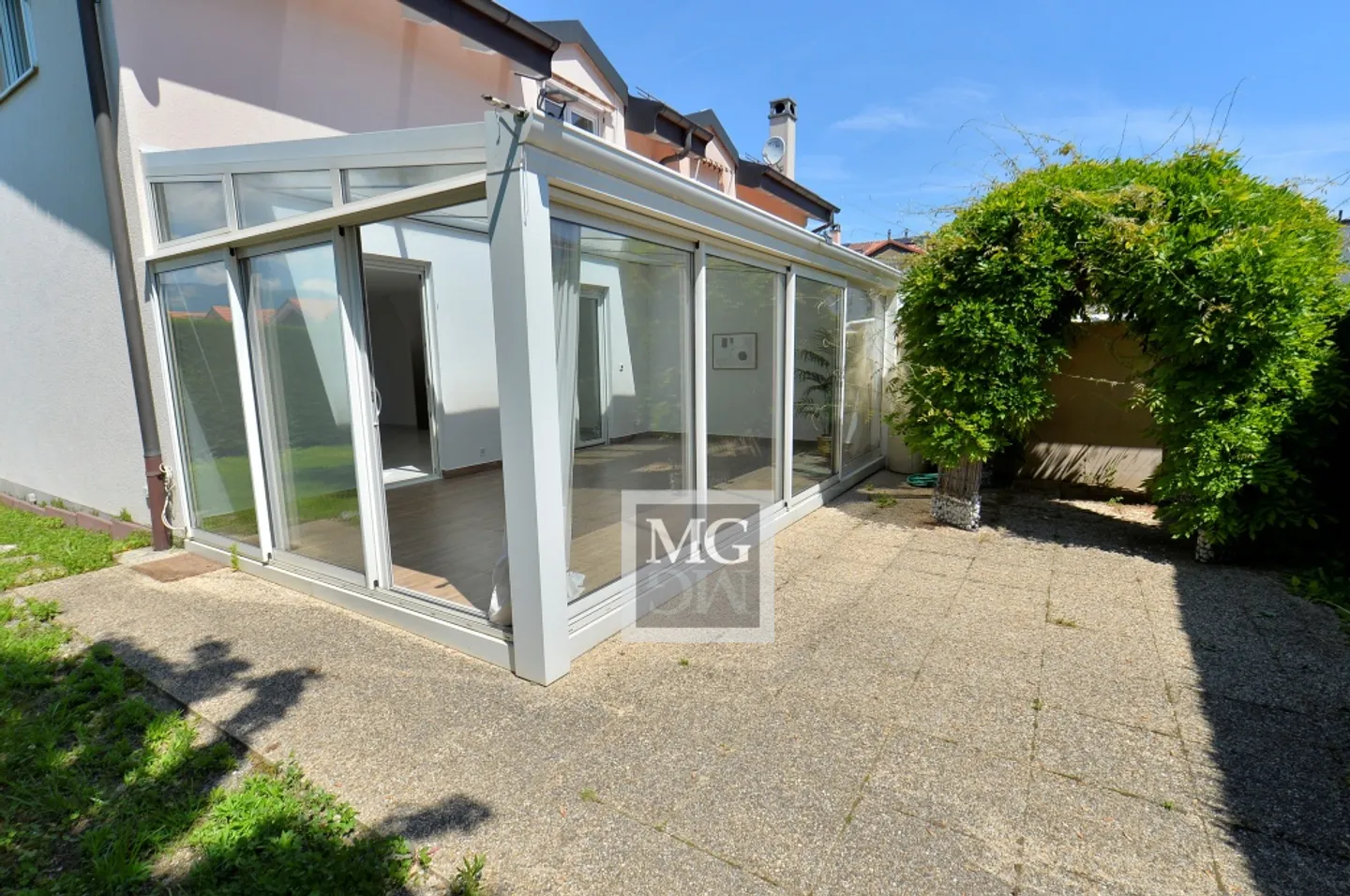 A Vernier: Belle villa jumelle et familiale de 7,5 pièces avec jardin - Photo 2 sur 14