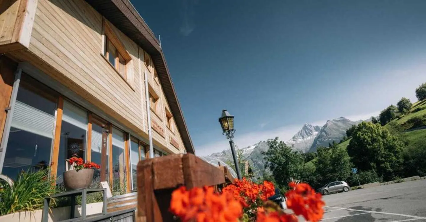 FOR RENT: First-class Hotel-Restaurant RONALP in Bürchen in a prime location - Photo 2 of 13