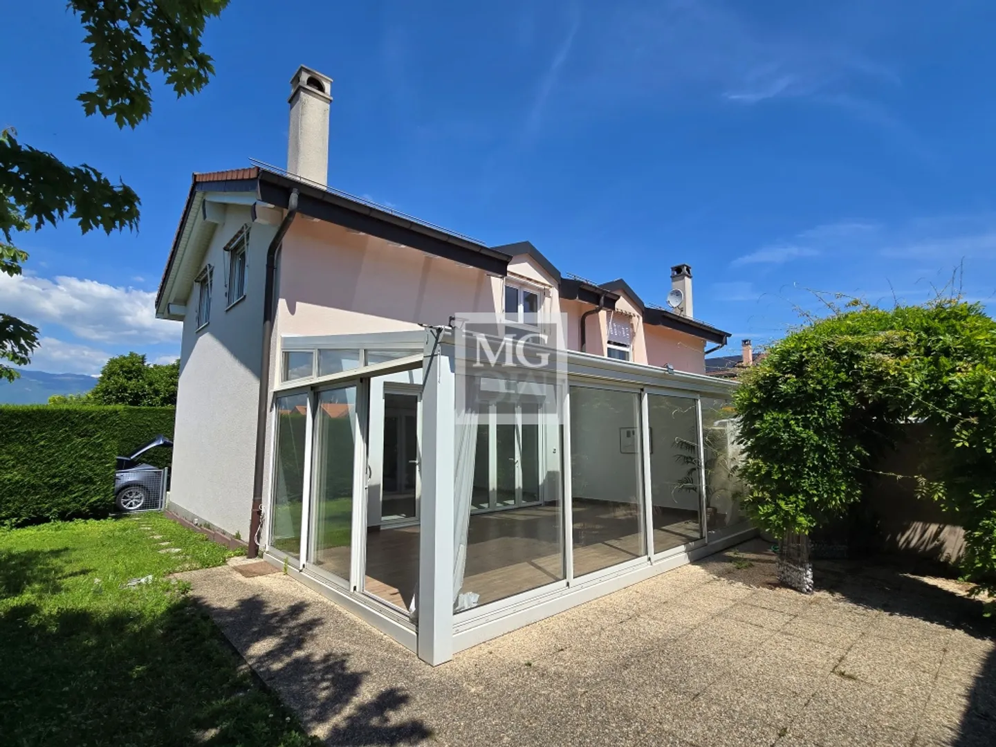 A Vernier: Belle villa jumelle et familiale de 7,5 pièces avec jardin - Photo 3 sur 14