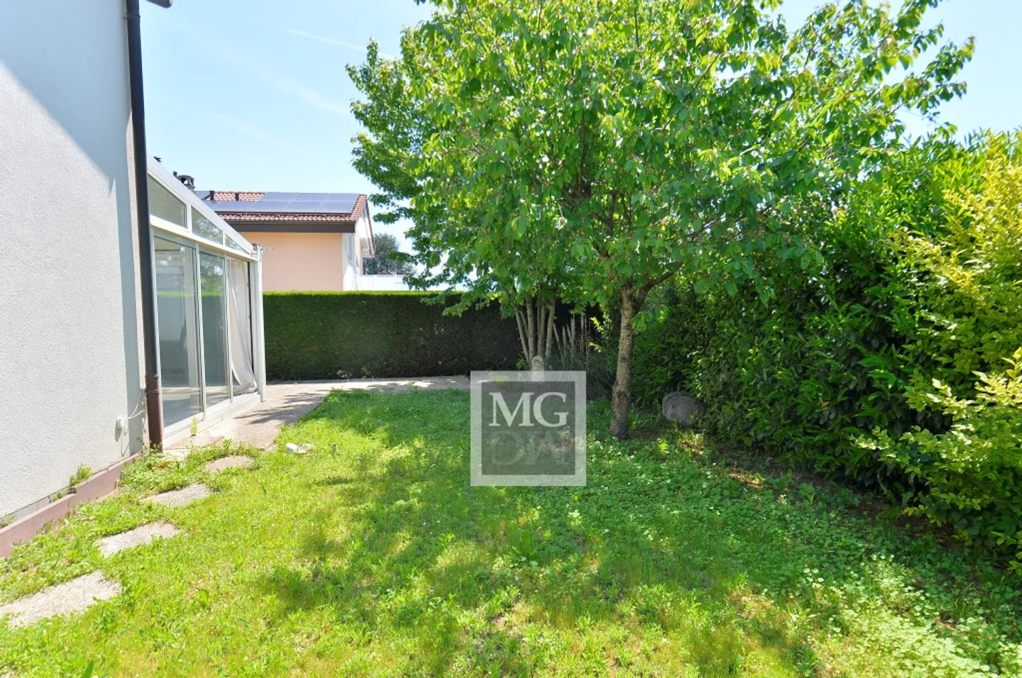 A Vernier: Belle villa jumelle et familiale de 7,5 pièces avec jardin - Photo 12 sur 14