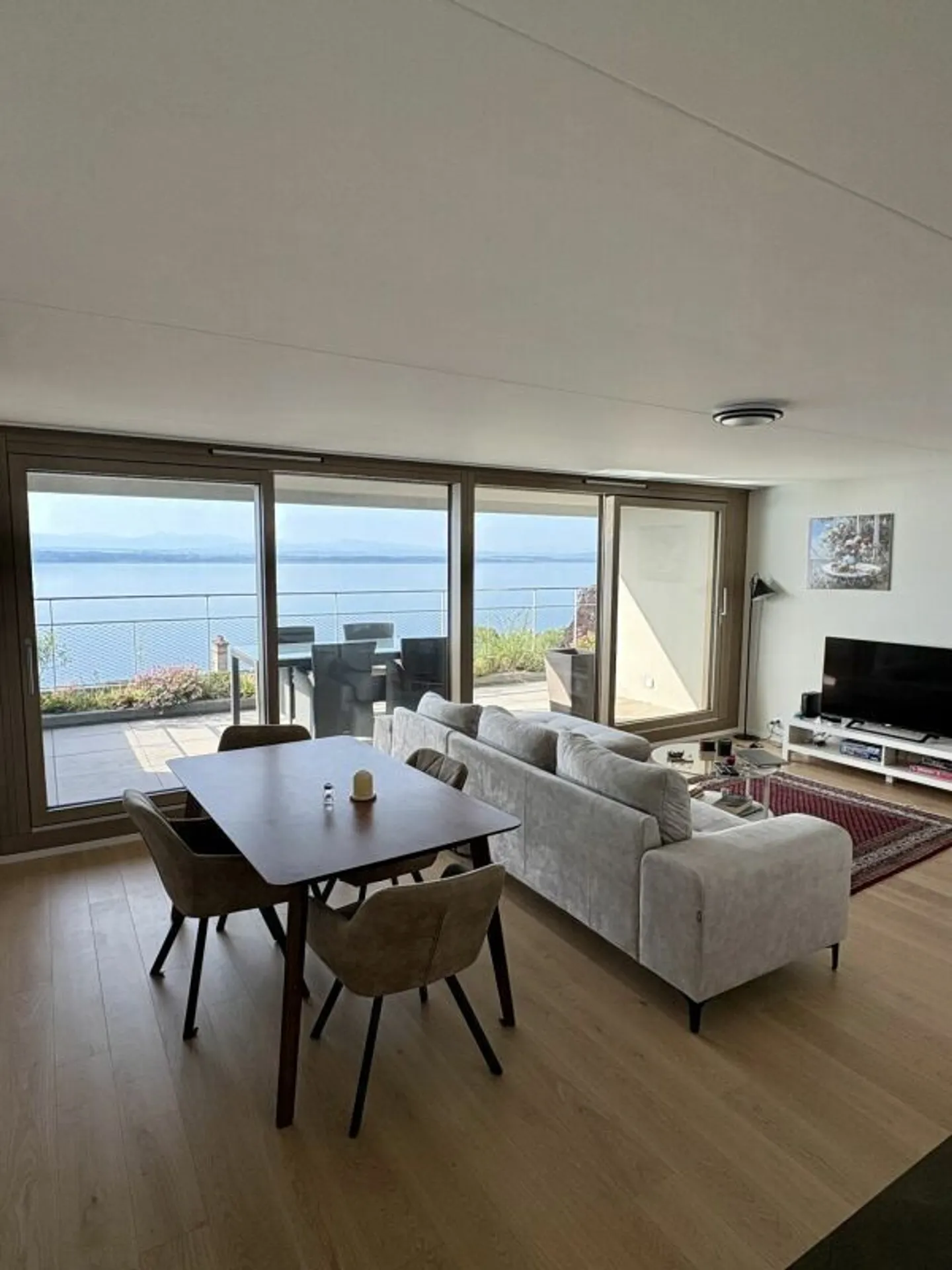 Appartement Magnifique avec Vue sur le Lac - Photo 3 sur 9