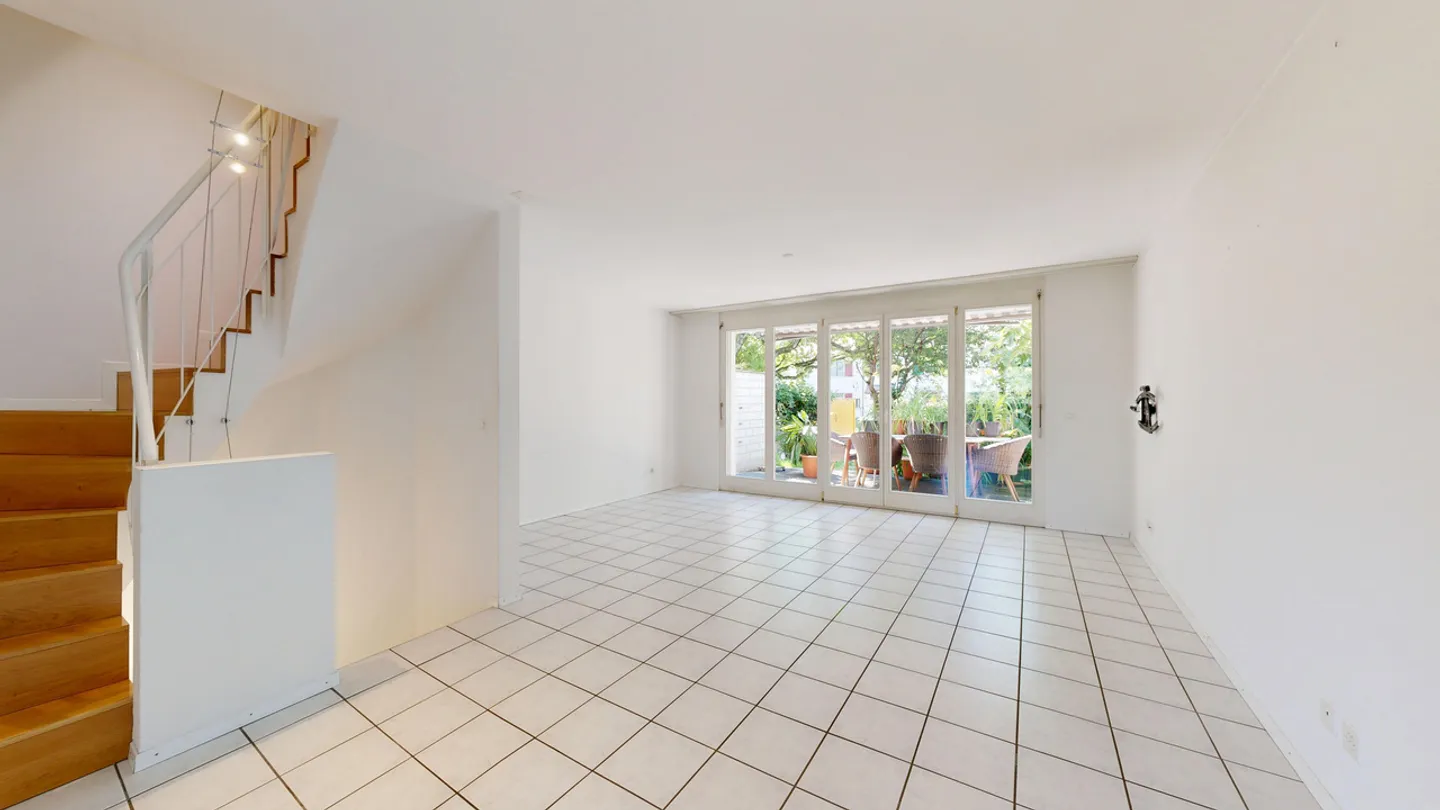 Maison individuelle en bande spacieuse de 6 pièces avec garage - Photo 4 sur 25