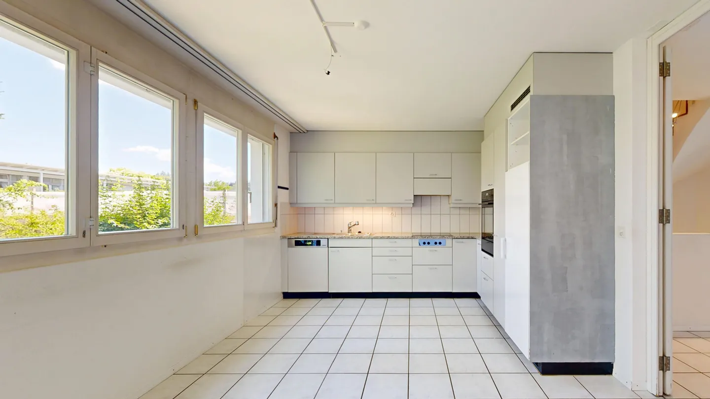Maison individuelle en bande spacieuse de 6 pièces avec garage - Photo 6 sur 25