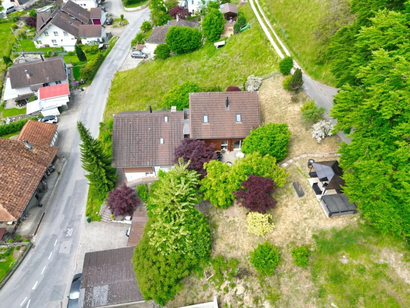 Spacious multi-generational house in a sunny hillside location with breathtaking views of greenery - Photo 2 of 22