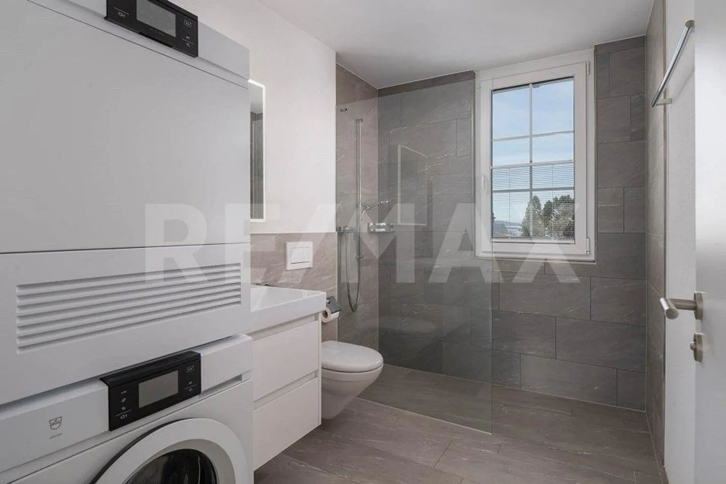 High-quality 4.5-room apartment with unobstructed lake and panoramic views - Photo 7 of 13