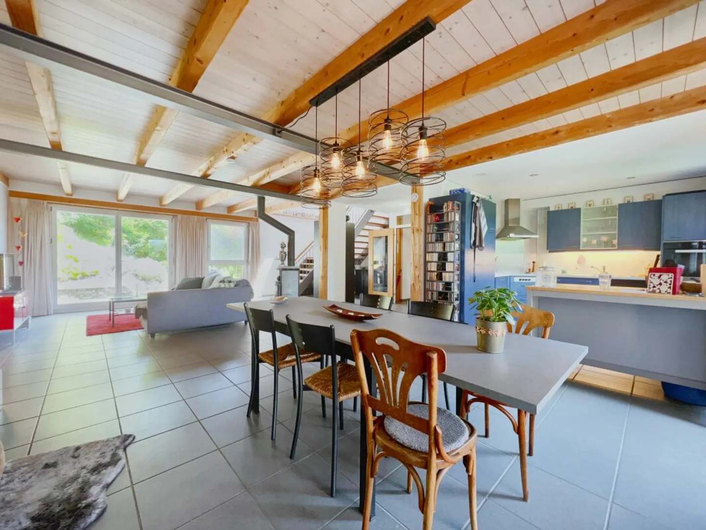 Spacious multi-generational house in a sunny hillside location with breathtaking views of greenery - Photo 7 of 22