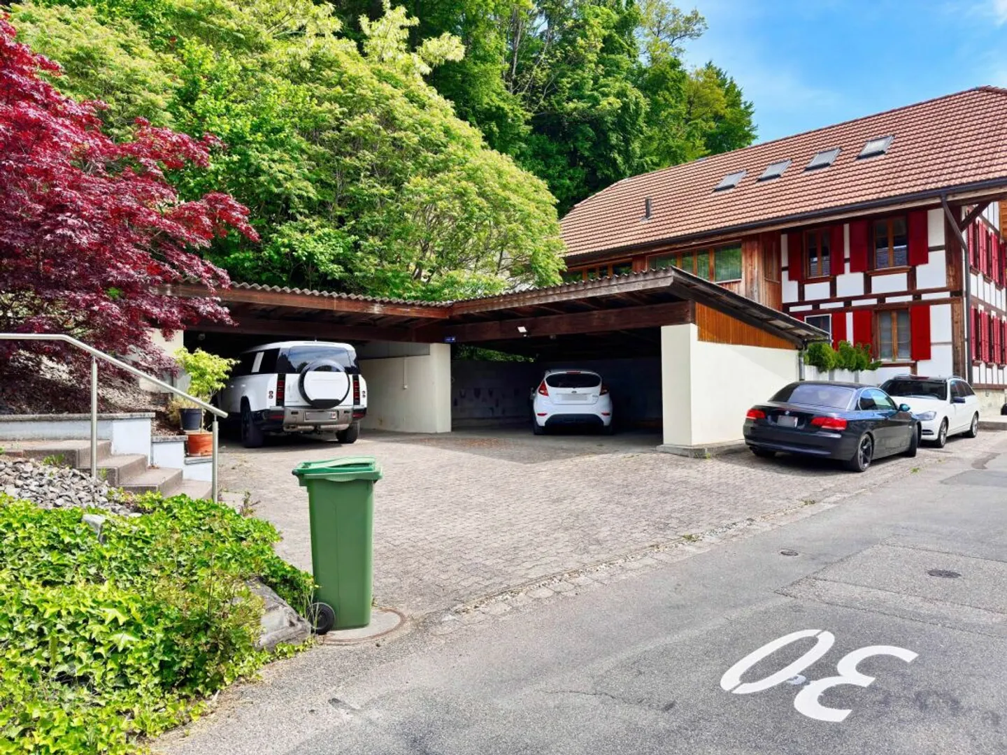 Spacious multi-generational house in a sunny hillside location with breathtaking views of greenery - Photo 4 of 22