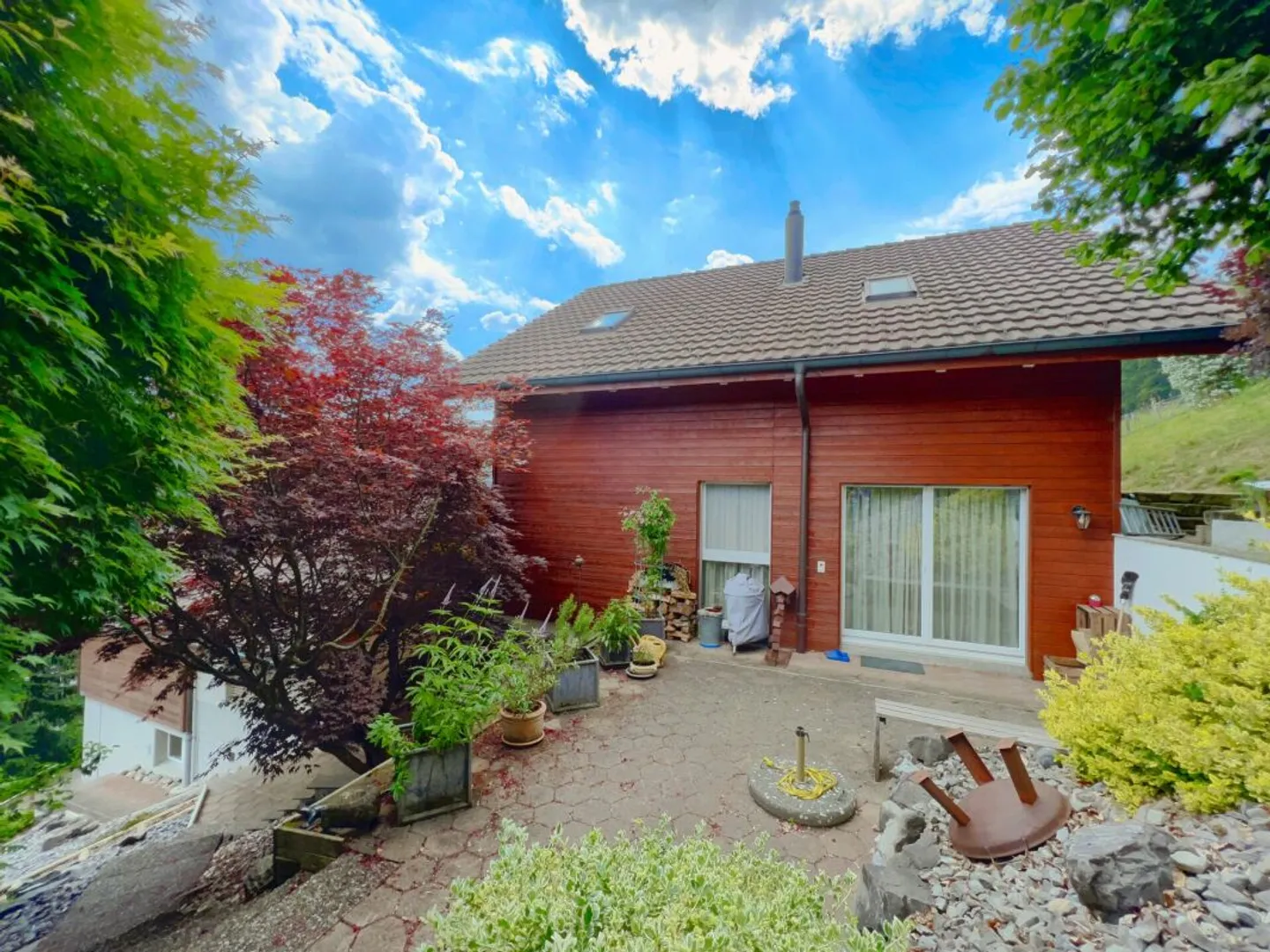 Spacious multi-generational house in a sunny hillside location with breathtaking views of greenery - Photo 5 of 22