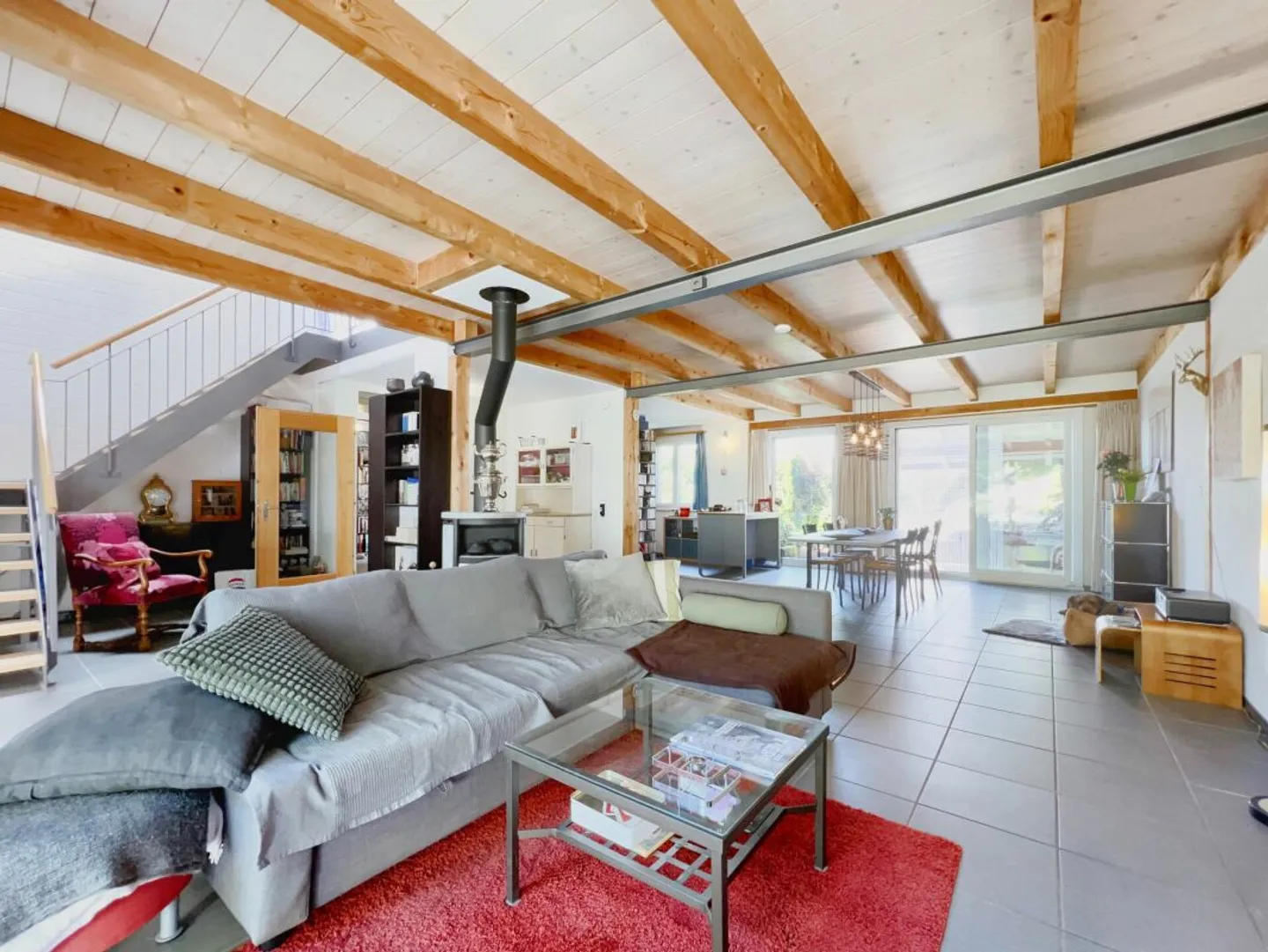 Spacious multi-generational house in a sunny hillside location with breathtaking views of greenery - Photo 6 of 22