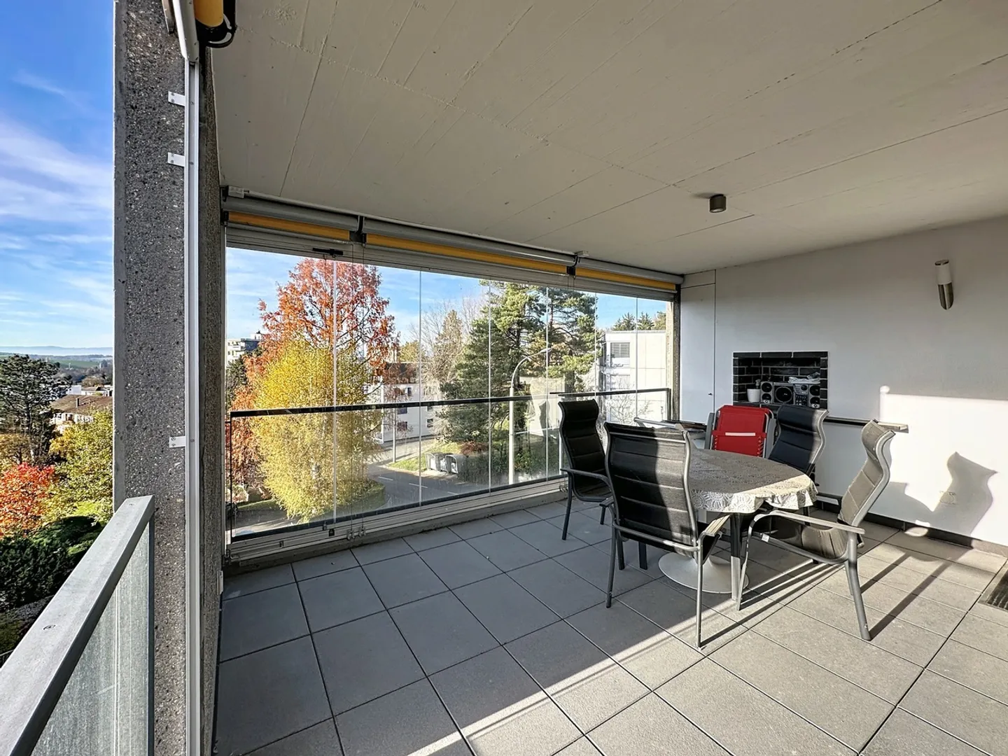 Appartement au dernier étage de 5.5 pièces à Fribourg avec vue dégagée - Photo 4 of 12