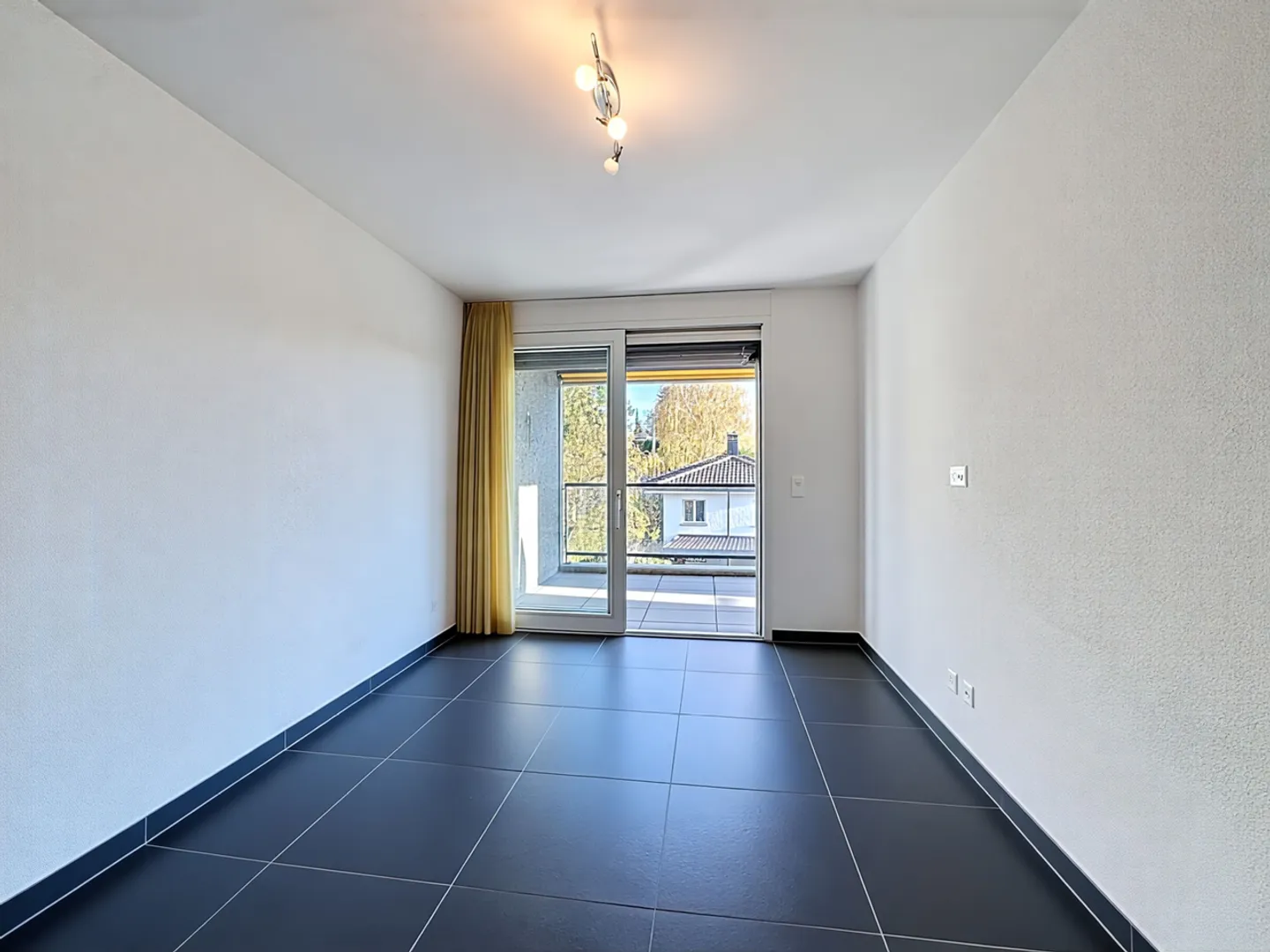 Appartement au dernier étage de 5.5 pièces à Fribourg avec vue dégagée - Photo 9 of 12