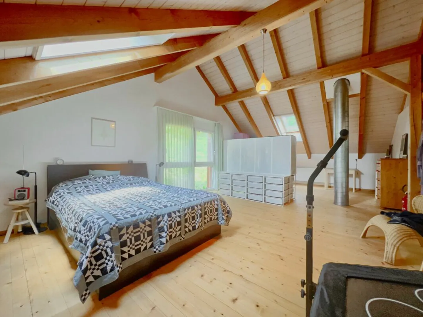 Spacious multi-generational house in a sunny hillside location with breathtaking views of greenery - Photo 9 of 22