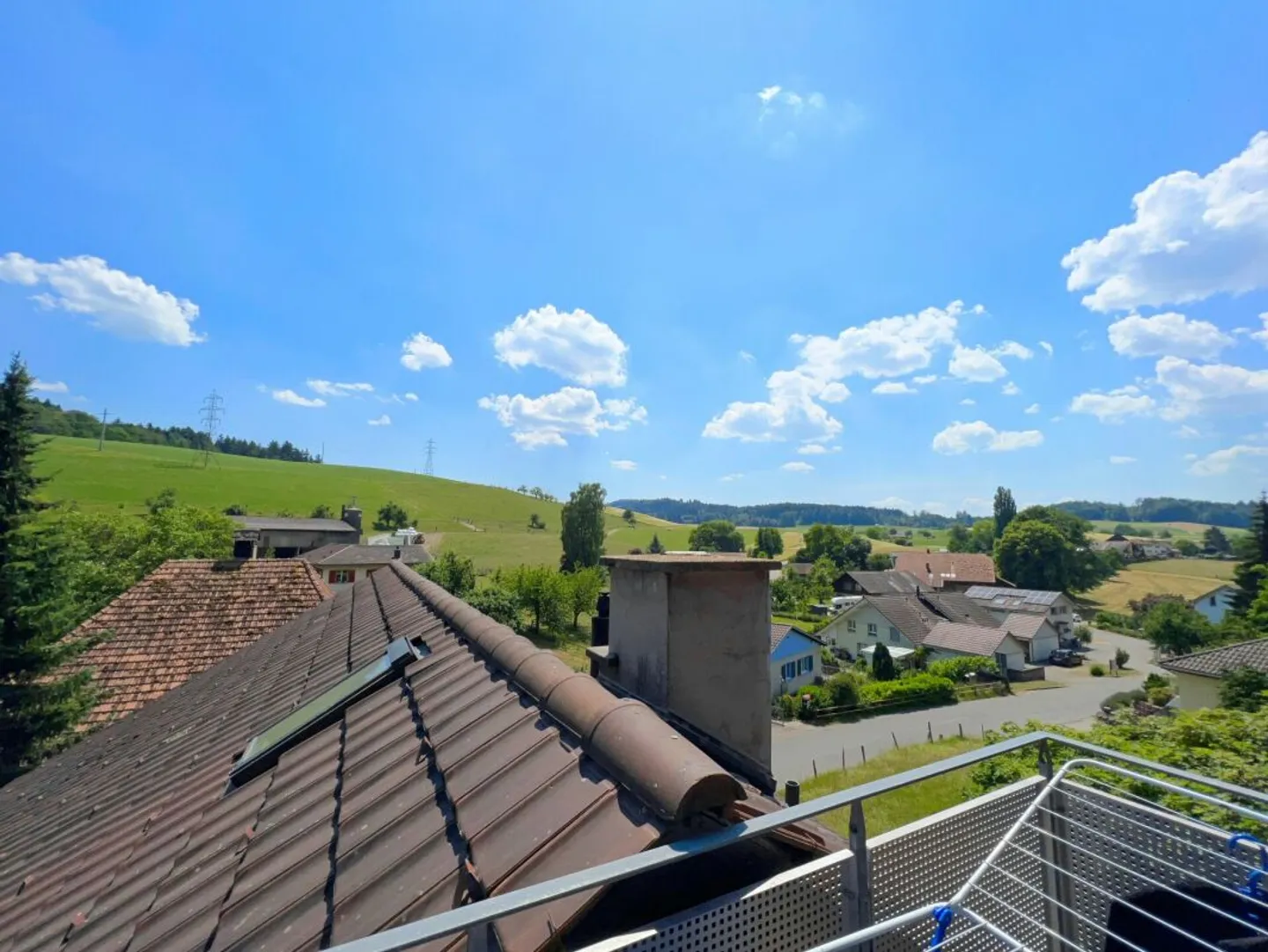 Spacious multi-generational house in a sunny hillside location with breathtaking views of greenery - Photo 10 of 22