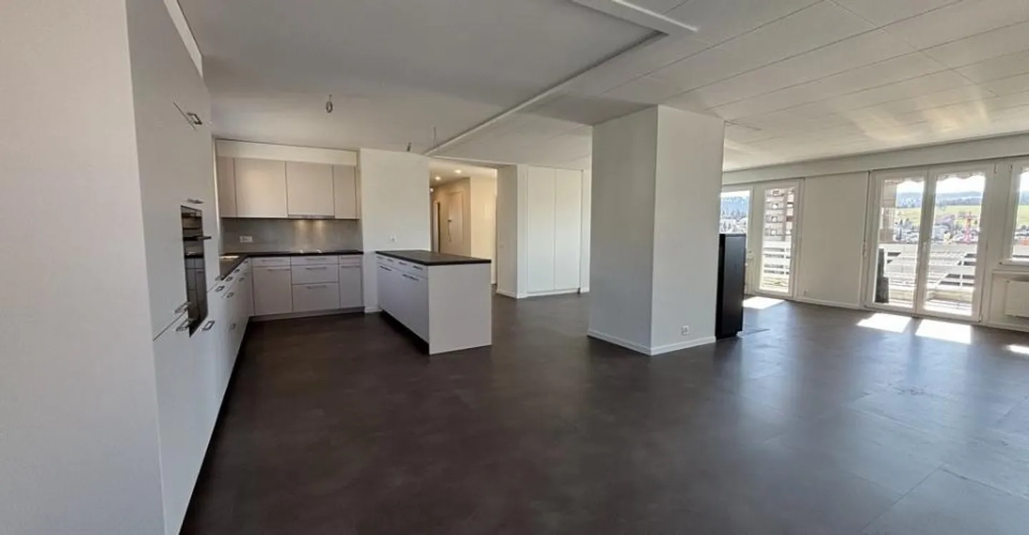 Spacious penthouse apartment with two balconies - Photo 2 of 12
