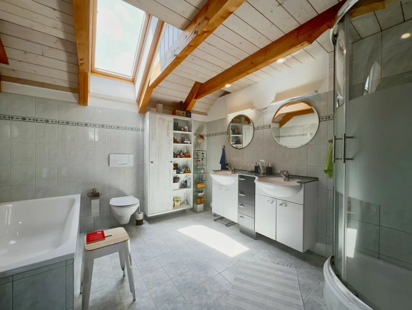 Spacious multi-generational house in a sunny hillside location with breathtaking views of greenery - Photo 11 of 22