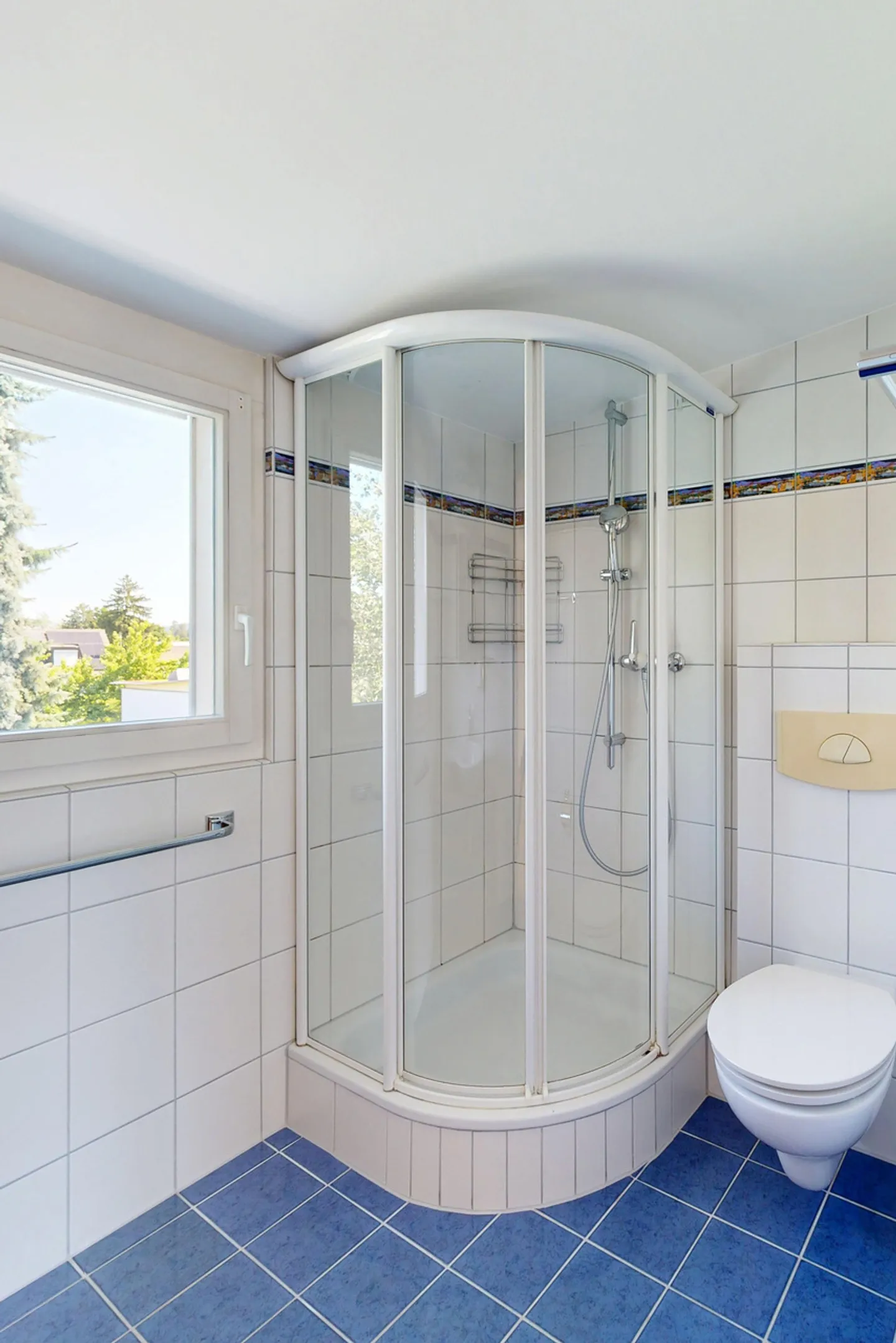 Maison individuelle en bande spacieuse de 6 pièces avec garage - Photo 13 sur 25