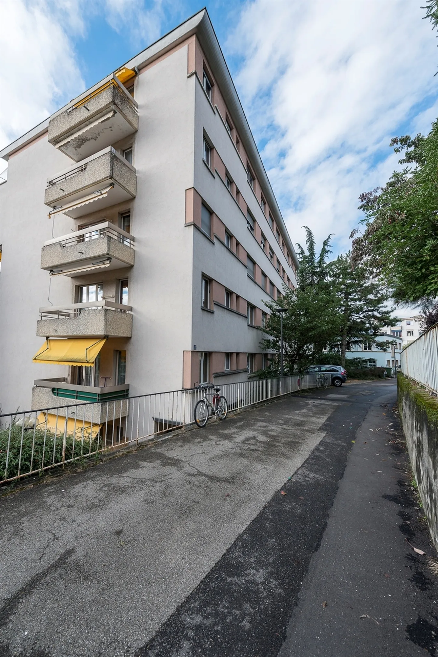 Parking Intérieur pour Petites Voitures - Photo 1 sur 1