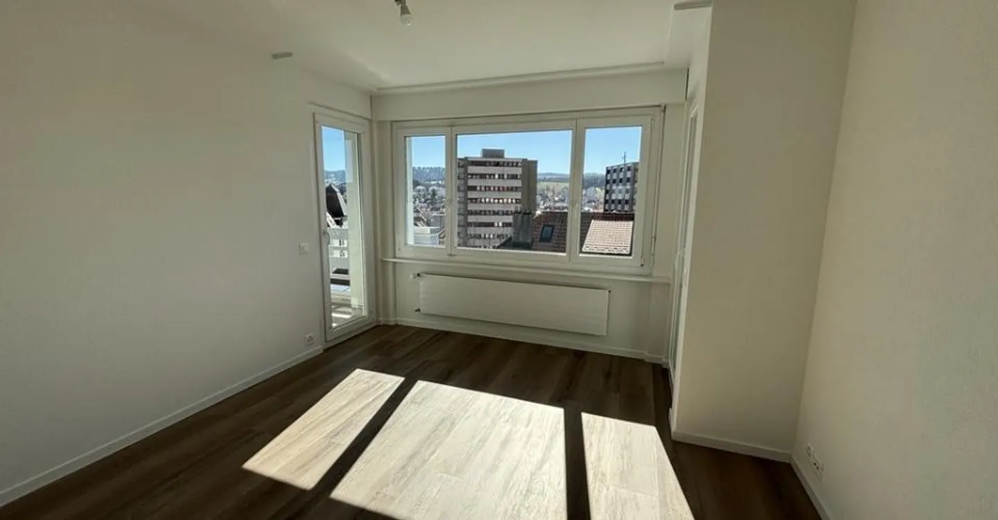 Spacious penthouse apartment with two balconies - Photo 5 of 12