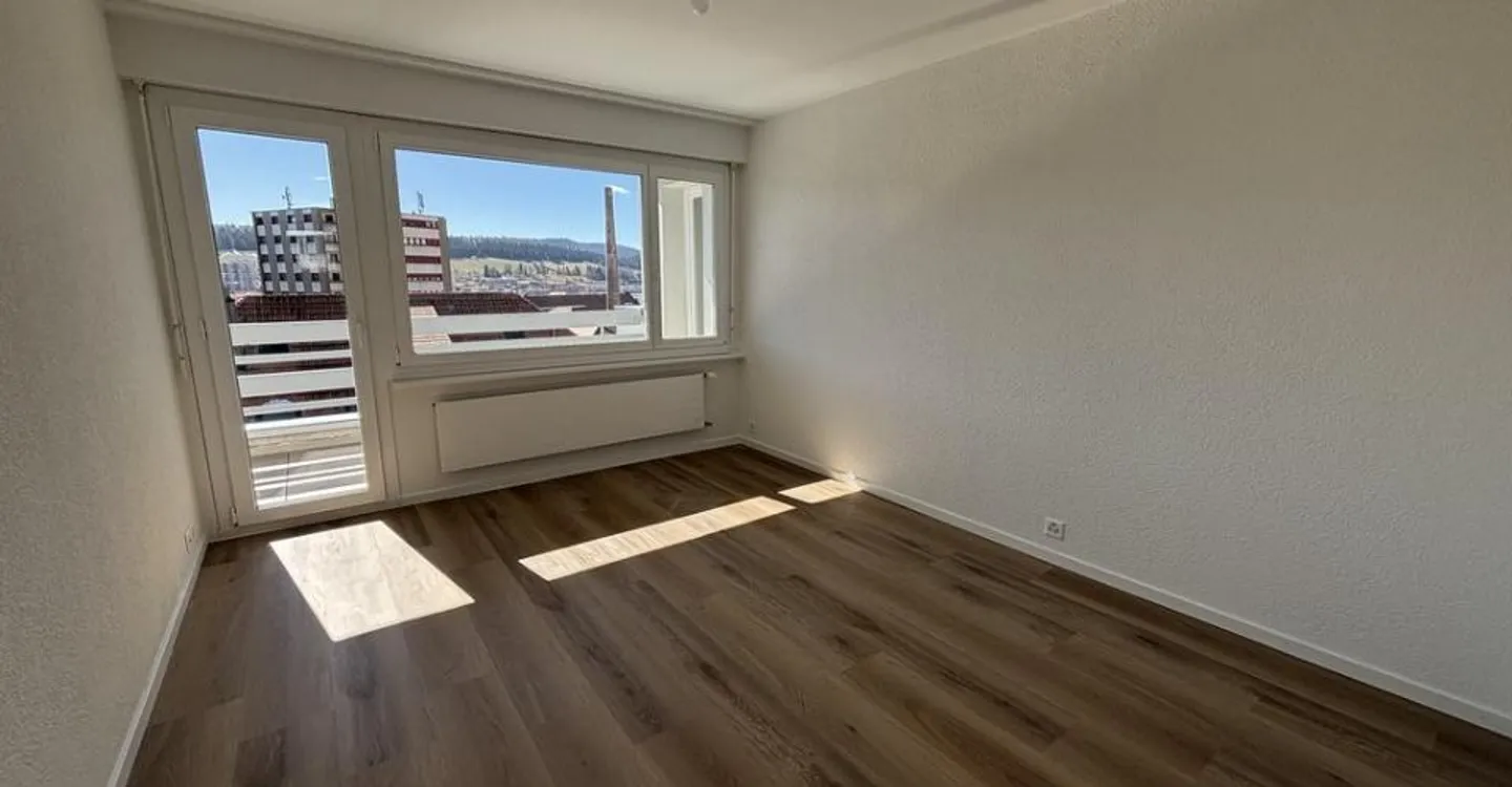 Spacious penthouse apartment with two balconies - Photo 6 of 12