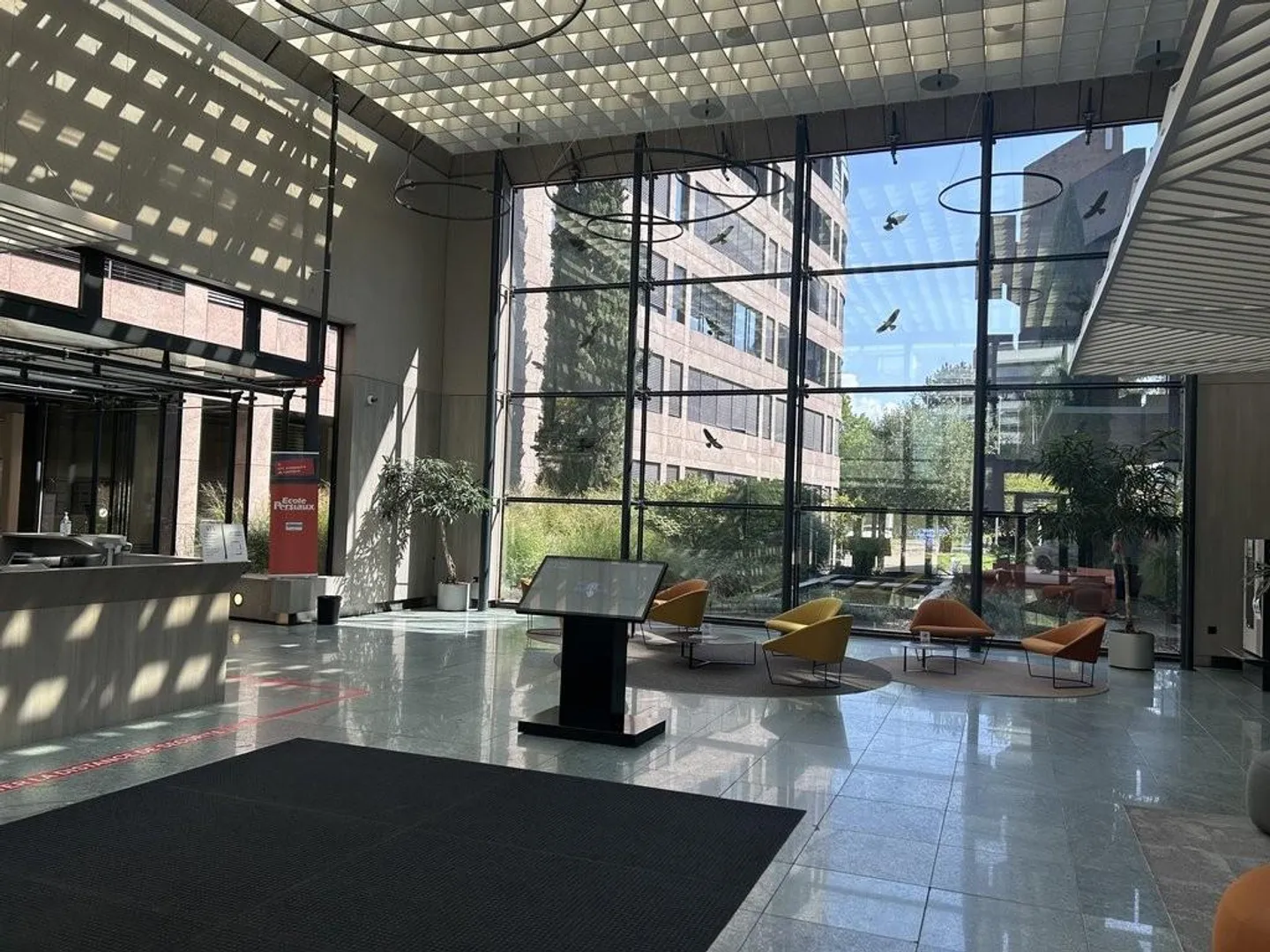 Surface of 142 + 228 m2 or 370 m2 at the Geneva Business Center in Lancy - Photo 2 of 7
