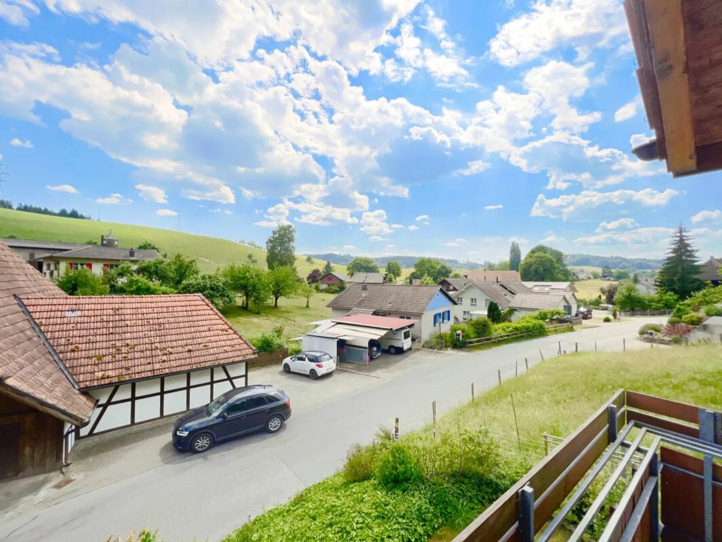 Spacious multi-generational house in a sunny hillside location with breathtaking views of greenery - Photo 15 of 22