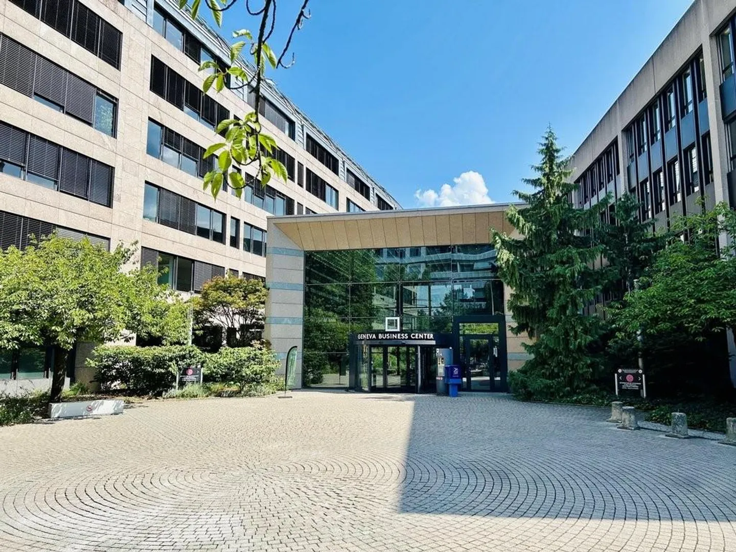 Surface of 142 + 228 m2 or 370 m2 at the Geneva Business Center in Lancy - Photo 1 of 7