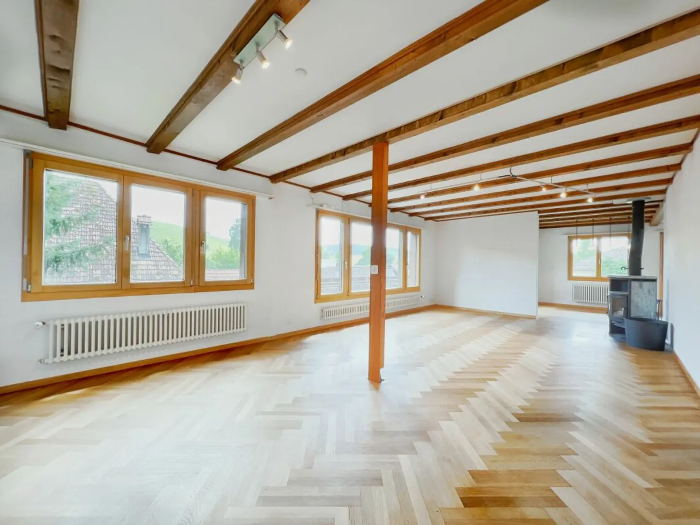 Spacious multi-generational house in a sunny hillside location with breathtaking views of greenery - Photo 16 of 22