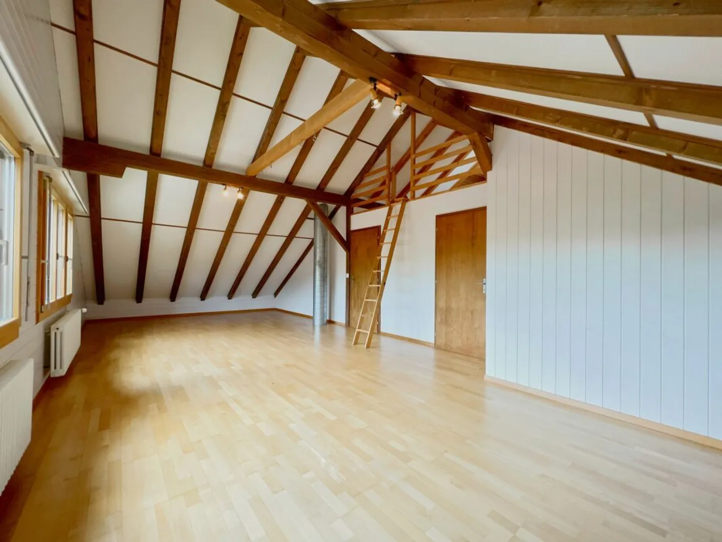 Spacious multi-generational house in a sunny hillside location with breathtaking views of greenery - Photo 20 of 22