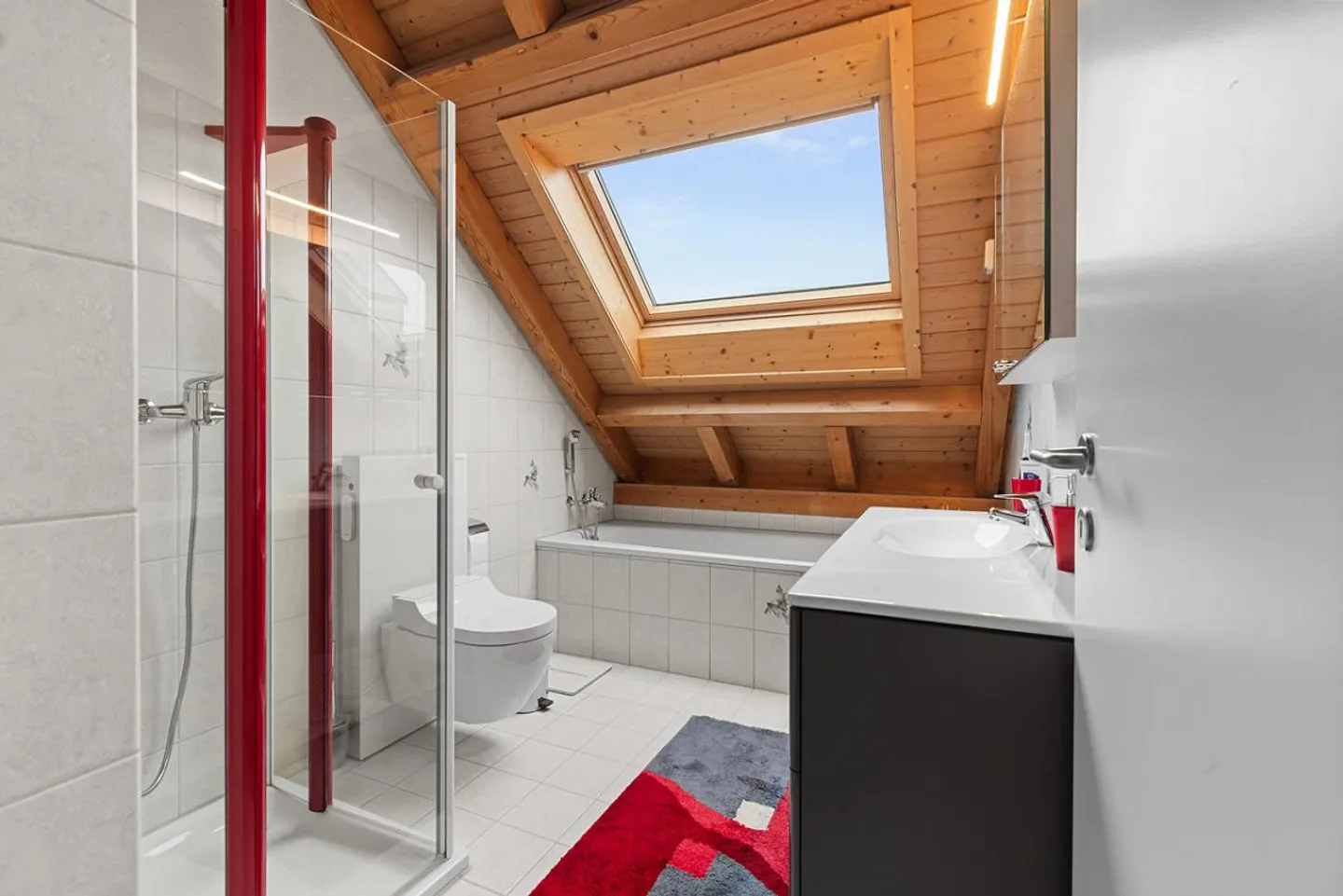 Charming Maisonette Apartment - Photo 4 of 17