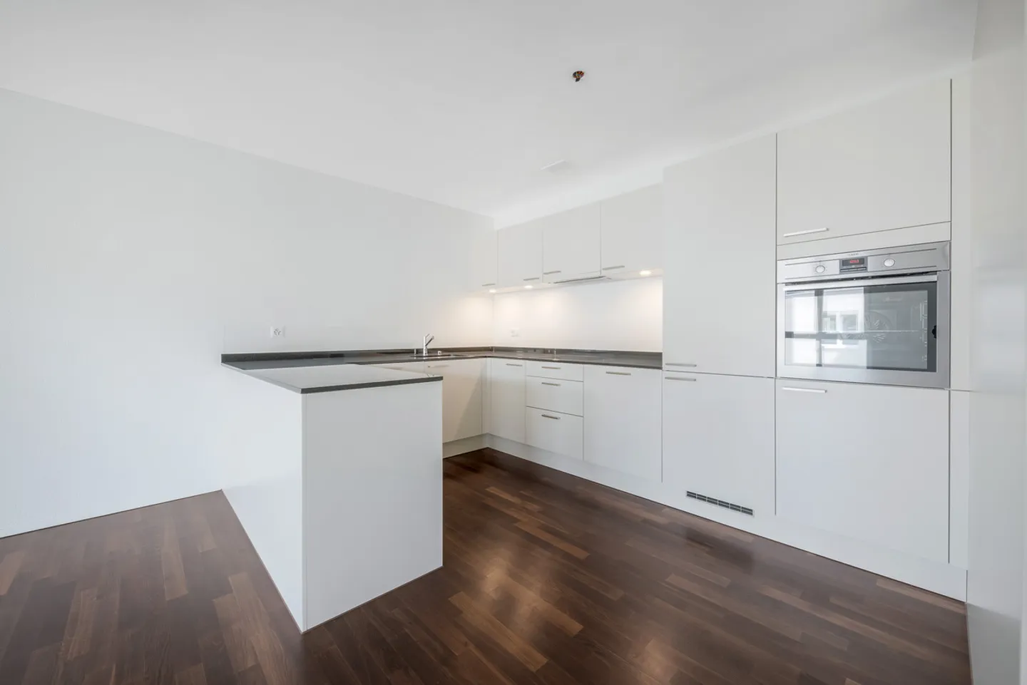 Spacious Modern Apartment in Green Surroundings - Photo 7 of 12