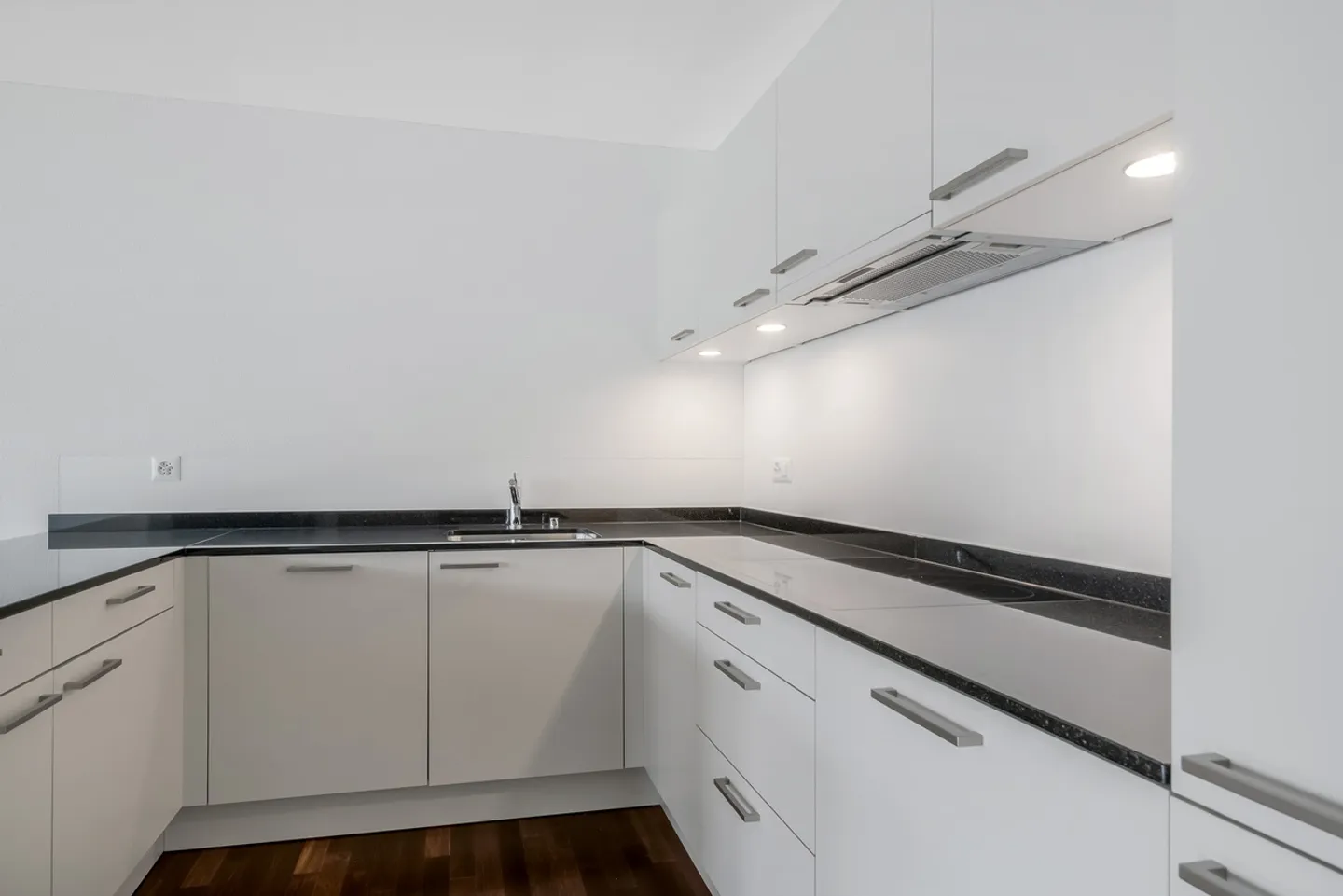 Spacious Modern Apartment in Green Surroundings - Photo 8 of 12