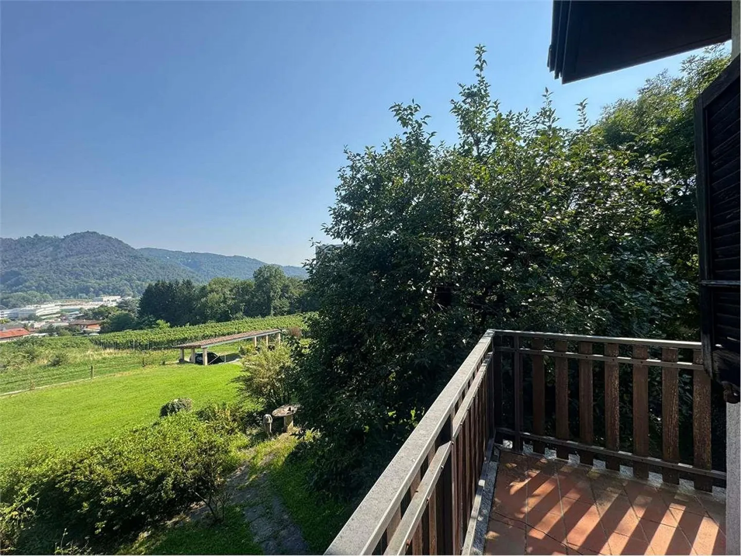 Affascinante villa da ristrutturare immersa nel verde a Novazzano - Foto 3 di 9